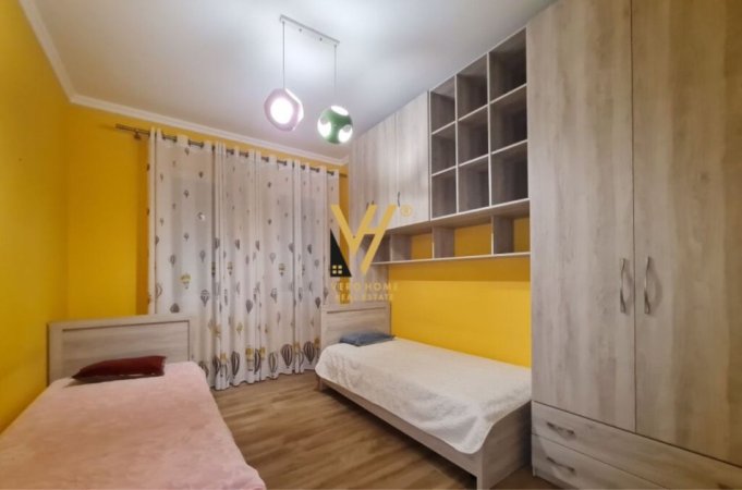 Tirane, jepet me qera apartament 2+1+Ballkon Kati 2, 130 m² 700 € (YZBERISHT)