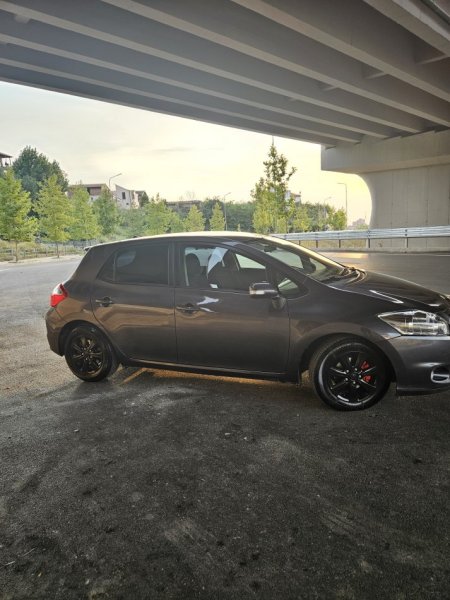 Tirane, shes makine Toyota Auris 2012 1.4 nafte 6200€ Okazion Nafte, gri e erret manuale Kondicioner 205.000 km 6.200 €