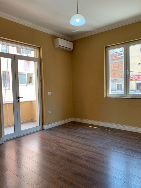 Tirane, jepet me qera apartament 2+1 Kati 2, 94 m² 850 € (Sheshi Wilson) TT 1206