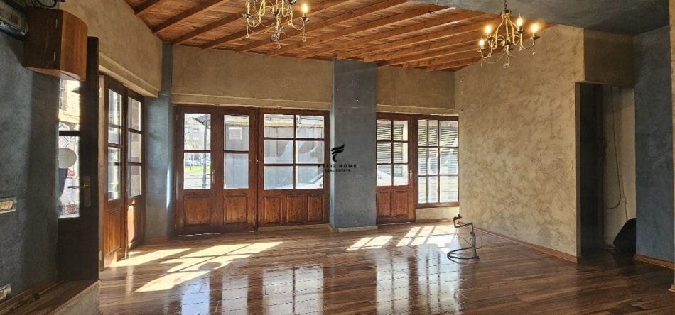 Korce, shitet dyqan Kati 2, 126 m² 200.000 € (KORCE)