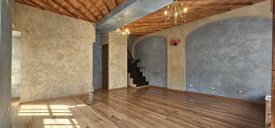 Korce, shitet dyqan Kati 2, 126 m² 200.000 € (KORCE)
