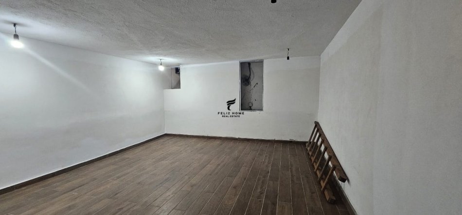 Korce, shitet dyqan Kati 2, 126 m² 200.000 € (KORCE)