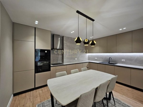 Tirane, shitet apartament 2+1+Ballkon Kati 1, 116 m² (kopeshti botanik)