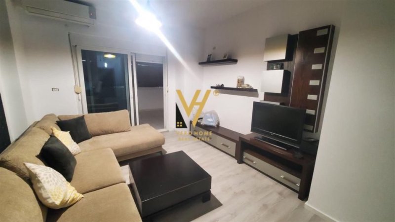 Tirane, jepet me qera apartament 1+1+Ballkon Kati 5, 85 m² 550 € (PAZARI I RI)