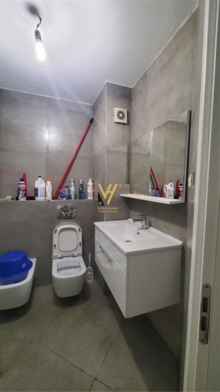 Tirane, jepet me qera apartament 1+1+Ballkon Kati 5, 85 m² 550 € (PAZARI I RI)