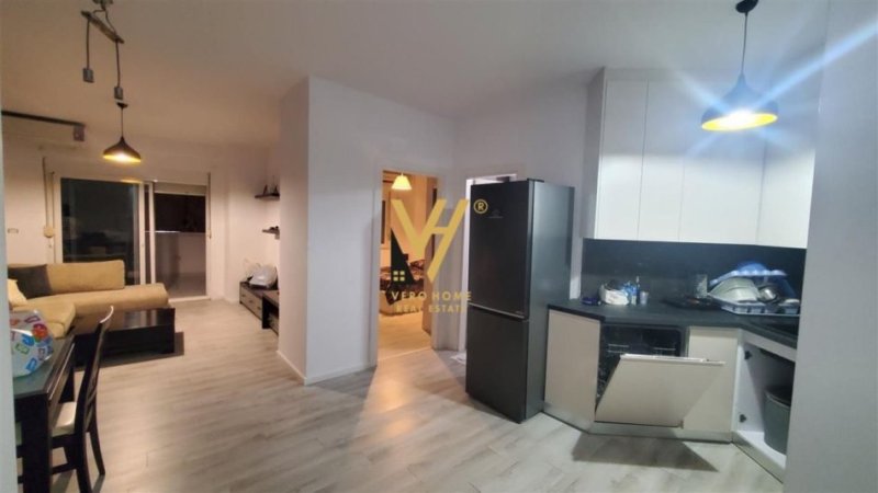 Tirane, jepet me qera apartament 1+1+Ballkon Kati 5, 85 m² 550 € (PAZARI I RI)