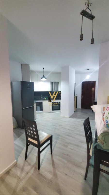 Tirane, jepet me qera apartament 1+1+Ballkon Kati 5, 85 m² 550 € (PAZARI I RI)