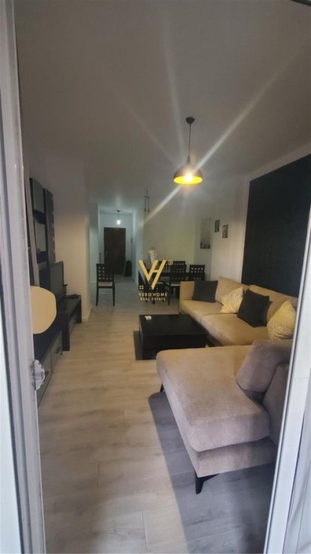 Tirane, jepet me qera apartament 1+1+Ballkon Kati 5, 85 m² 550 € (PAZARI I RI)