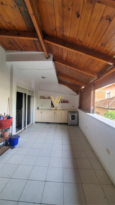 Tirane, jepet me qera apartament 1+1+Ballkon Kati 5, 85 m² 550 € (PAZARI I RI)