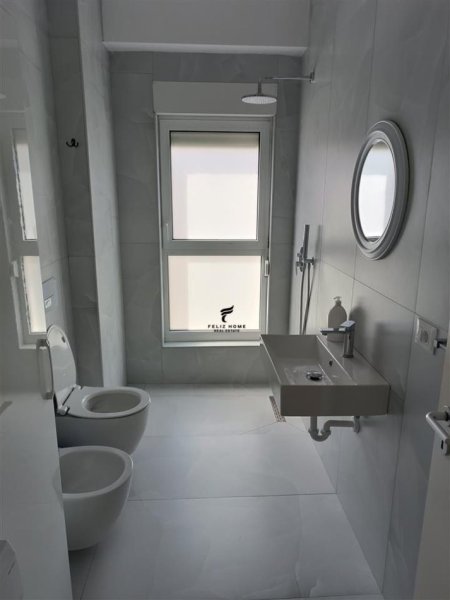 Tirane, jepet me qera apartament 2+1+Ballkon Kati 7, 75 m² 450 € (ALI DEMI)