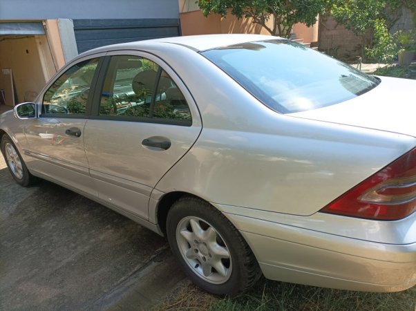 Tirane, shes makine Benz Nafte, gri metalizato manuale 4.500 €