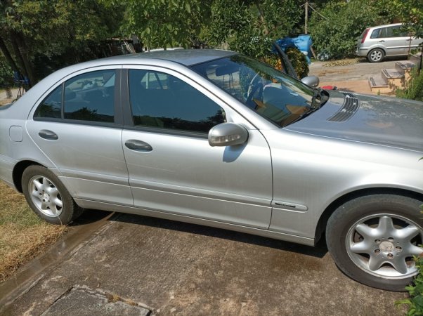 Tirane, shes makine Benz Nafte, gri metalizato manuale 4.500 €