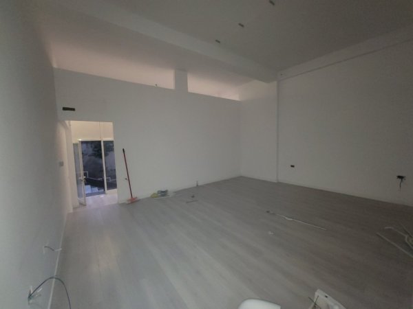 Tirane, shes dyqan Kati 0, 65 m² 165.000 € (Xhavit Shyqyri Demneri)