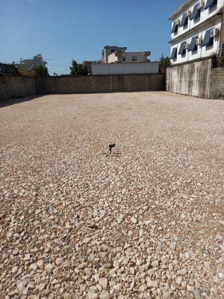 Tirane, jepet me qera toke , 650 m² (KAMEZ)