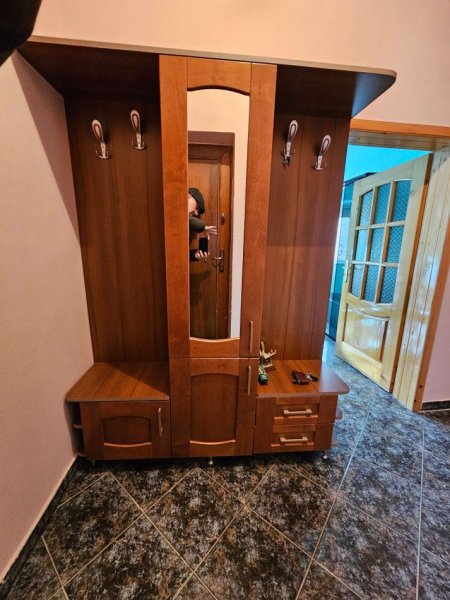 Tirane, shes 1 €