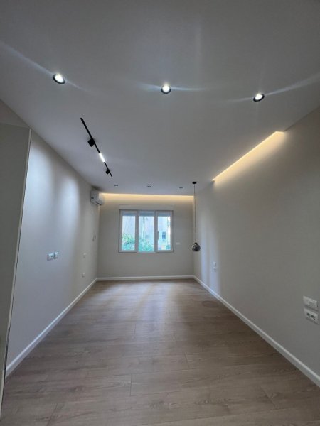 Tirane, shes apartament 2+1+Ballkon Kati 3, 103 m² 255.000 € (qender)