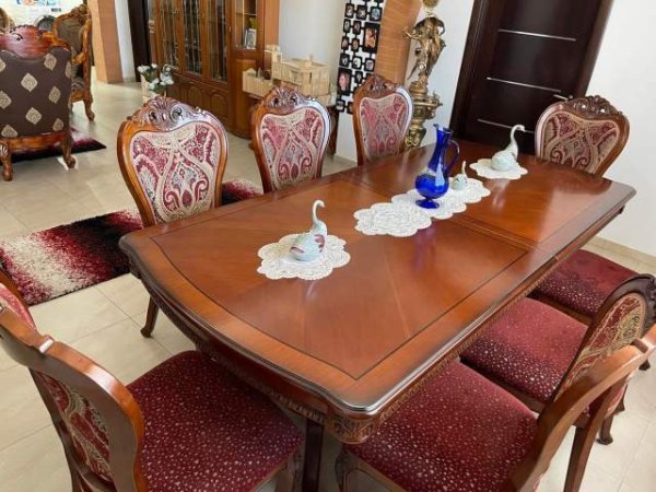 Tirane, shes Tavoline me 8 karrike 2.200 Euro