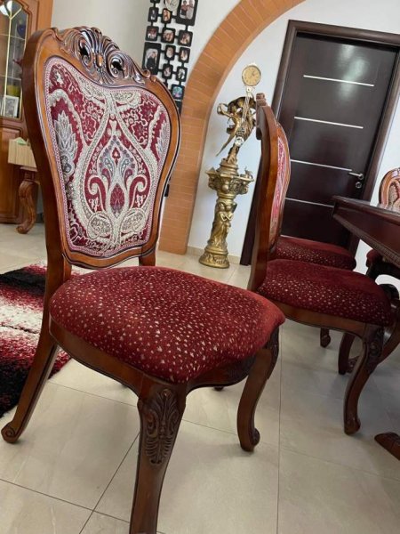 Tirane, shes Tavoline me 8 karrike 2.200 Euro