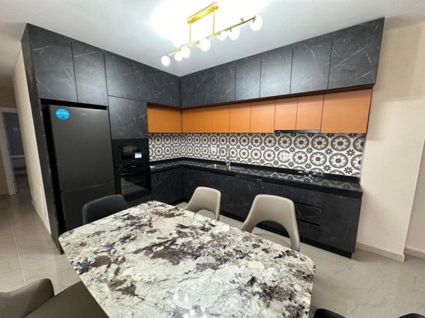 Tirane, jepet me qera apartament 3+1+Aneks+Ballkon Kati 2, 140 m² 1.200 € (Farke)