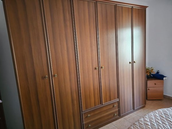 Tirane, shes Shitet dhome gjumi e perdorur 800 €