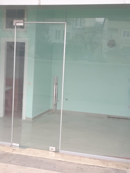Tirane, shes dyqan Kati 0, 42 m² 185.000 € (rruga barrikadave)