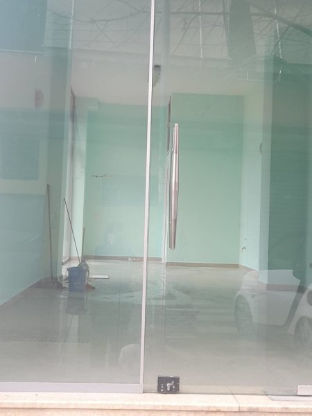 Tirane, shes dyqan Kati 0, 42 m² 185.000 € (rruga barrikadave)