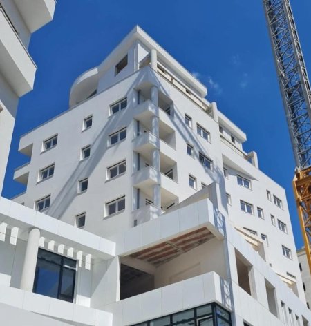 Shitet partament 2+1+Post Parkimi 270.000 € (Rruga e Durresit)