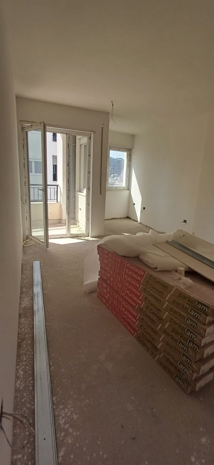 Shitet partament 2+1+Post Parkimi 270.000 € (Rruga e Durresit)
