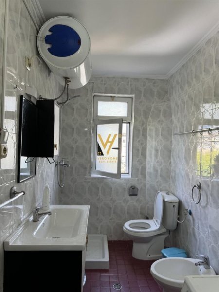 Tirane, jepet me qera apartament 2+1+Ballkon Kati 5, 85 m² 800 € (QENDER)