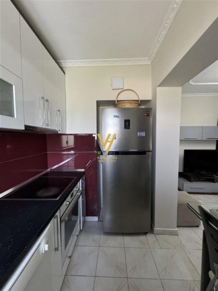 Tirane, jepet me qera apartament 2+1+Ballkon Kati 5, 85 m² 800 € (QENDER)