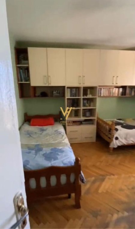 Tirane, jepet me qera apartament 3+1+Ballkon Kati 5, 85 m² 500 € (RRUGA BARDHYL)