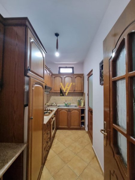 Tirane, jepet me qera apartament 2+1+Ballkon Kati 6, 100 m² 600 € (QENDER)