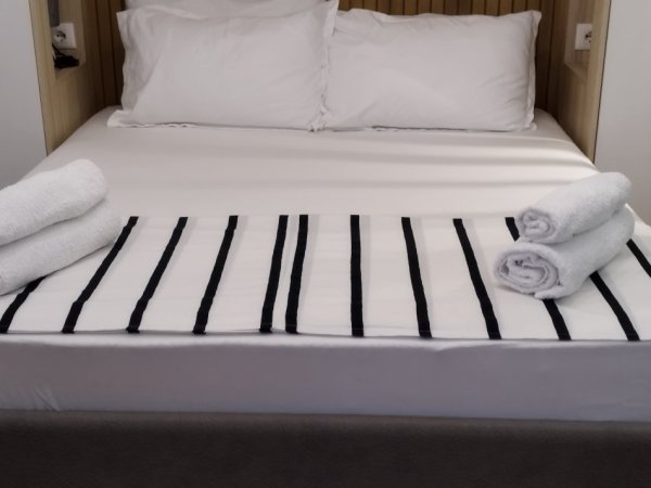 Pogradec, jepet me qera apartamen  ne Pogradec  perball liqenit  t Kati 2,    (Ne qender perball Hotel Enkelanes ,)