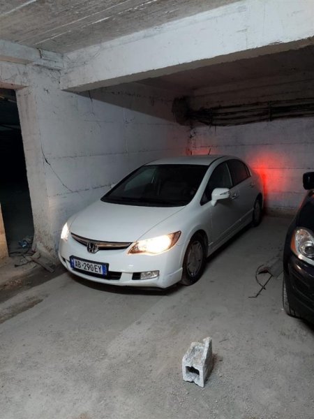 Tirane, shitet makine Honda Civic Benzin+Gaz, e bardhë automatik Kondicioner 4.000 €