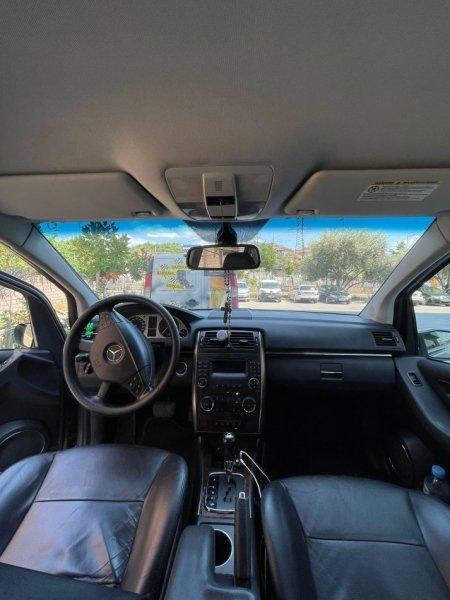 Tirane, shes makine Mercedes Benz B-class 2.0 Diesel Nafte, gri e erret automatik Klima 32.000 km 4.500 €