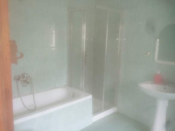 Tirane,Laprake, jap me qera shtepi private 2+1 90 m²+ oborr  per parking,mobiluar, 450 € (Sheshi "Shqiponja", prane AMC, Laprake)