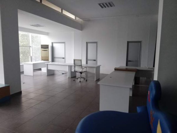 Tirane, shitet dyqan Kati 1, 1.000 m² 2.000 Euro/m2 (xhanfise keko)