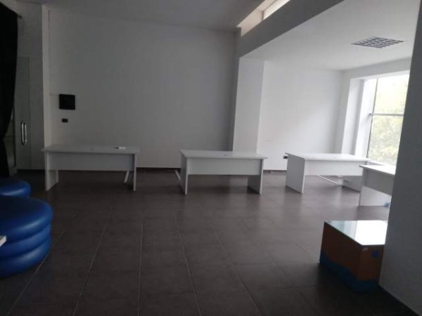 Tirane, shitet dyqan Kati 1, 1.000 m² 2.000 Euro/m2 (xhanfise keko)