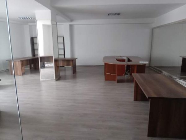 Tirane, shitet dyqan Kati 1, 1.000 m² 2.000 Euro/m2 (xhanfise keko)