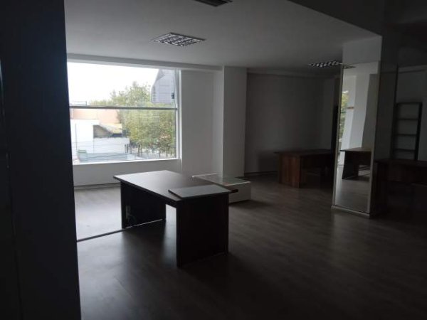 Tirane, shitet dyqan Kati 1, 1.000 m² 2.000 Euro/m2 (xhanfise keko)