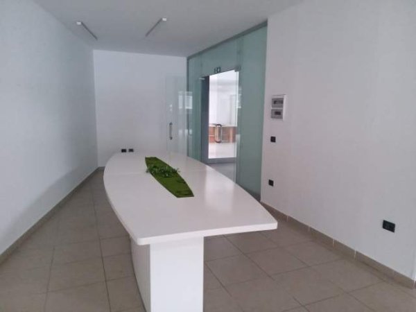 Tirane, shitet dyqan Kati 1, 1.000 m² 2.000 Euro/m2 (xhanfise keko)