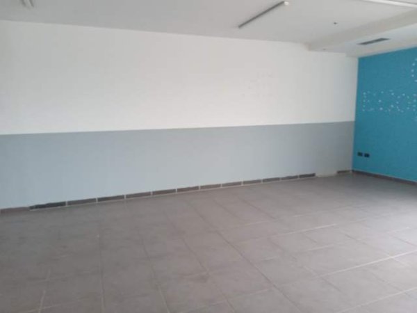 Tirane, shitet dyqan Kati 1, 1.000 m² 2.000 Euro/m2 (xhanfise keko)