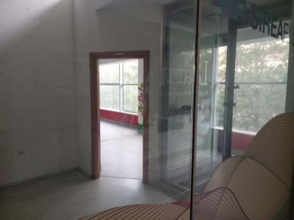 Tirane, shitet dyqan Kati 1, 1.000 m² 2.000 Euro/m2 (xhanfize keko)