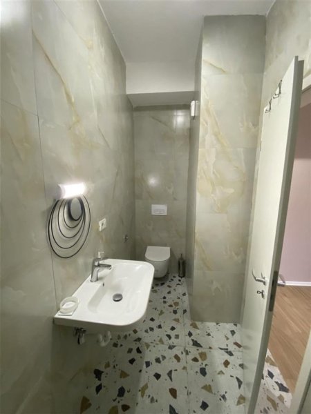 Tirane, jepet me qera garsoniere e mobiluar kati 0, 29 m² 340 € (rruga Pasho Hysa, kompleksi Mangalem 21, Alidem) nga person privat