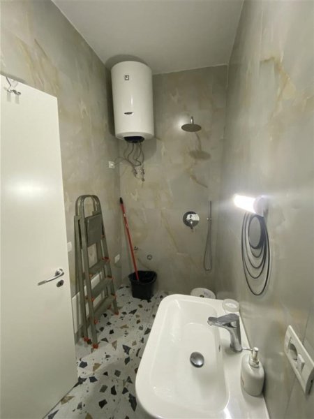 Tirane, jepet me qera garsoniere e mobiluar kati 0, 29 m² 340 € (rruga Pasho Hysa, kompleksi Mangalem 21, Alidem) nga person privat