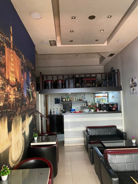 Tirane, shiten 2 ambjente dyqane Kati 0, 57 m² 160.000 € (tek kthesa e kamzes, pallatet e verdha)