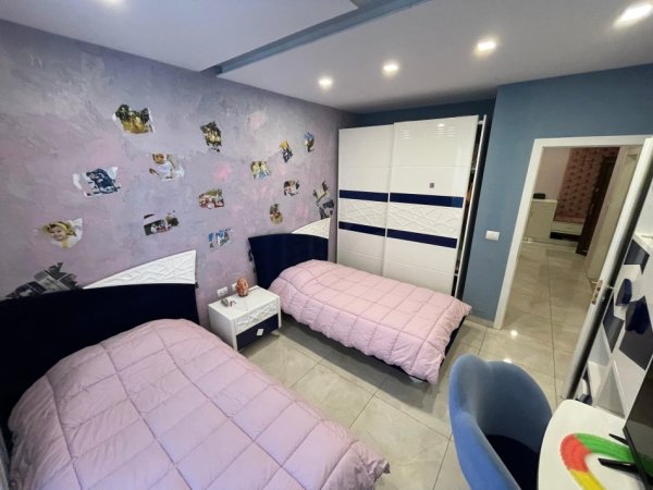 Tirane, shes apartament 2+1+Ballkon Kati 3, 115 m² 220.000 € (Liqeni i Thate)