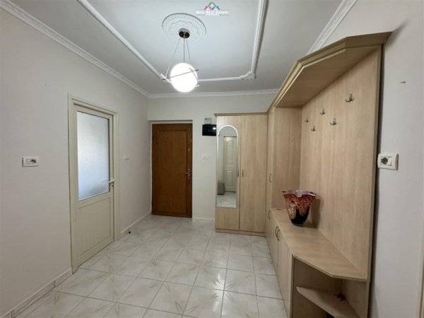 Tirane, jepet me qera 2+1 Kati 5, 85 m² 700 € (qender)