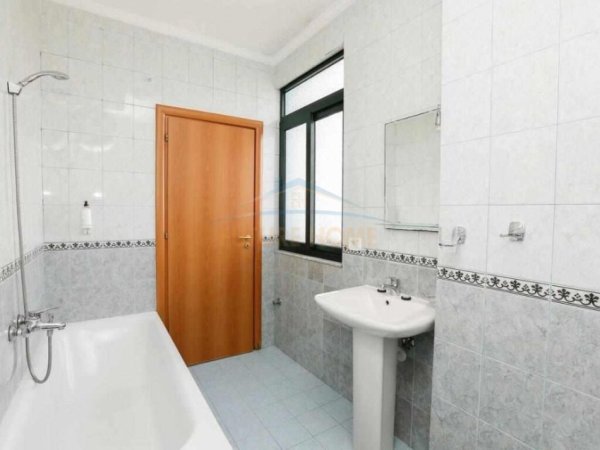 Tirane, jepet me qera apartament 2+1+Ballkon Kati 11, 147 m² 800 € (ISH EKSPOZITA)