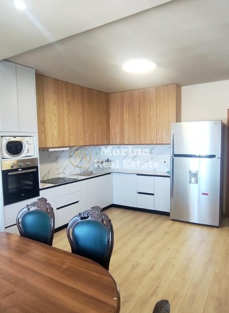 Tirane, jepet me qera apartament 2+1 , 130 m² 900 € (BLV. Zogu i Pare)